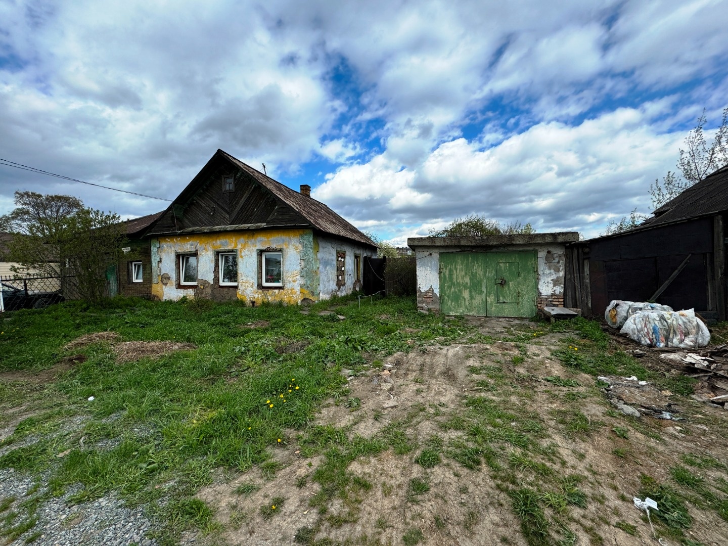 Продается дом на Тагилстрое. В доме 3 комнаты и кухня. Дом шлакоблок. ПВХ окна. Имеется яма во дворе для хранения овощей и подпол в доме для хранения зимних заготовок. Санузел совмещен с ванной. Отопление, водоснабжение, канализация-центральное. По улице в скором времени проведут газ, можно будет за