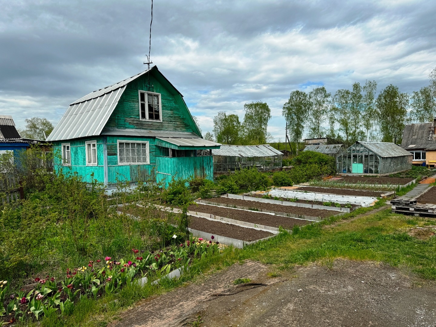 Продаем дачу на Монзино, к/с Тагилстрой-3. Хорошее место с выходом на небольшой водоёма. Не топит! Участок сухой, две теплицы, разработан. Банька. Туалет. Двухэтажный садовый дом. Второй этаж можно облагородить. Вся мебель при продаже остаётся в подарок покупателю. До остановки маршрутки 5 минуты хо