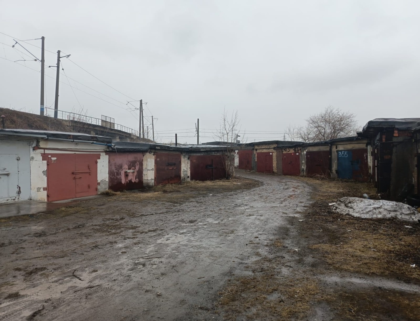 Гараж в районе Красного камня.
Просторный 20 с половиной метров. Глубокая смотровая яма.
Сухой погреб исправен. Отопление от железной печки.
Для сохранения тепла, утеплена дверь , висит штора из брезента.
Кровля сухая, не так давно было заменяно покрытие.