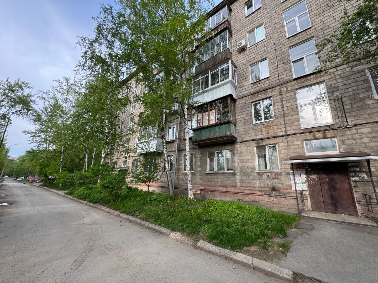 Продается 2-х комнатная квартира на 5 этаже в пятиэтажном доме на Красном Камне по улице Пархоменко, д.101. Квартира с обычным ремонтом, уютная, теплая, светлая , пластиковые окна. Есть счетчики на воду, тихий двор и хорошие соседи. Почти вся мебель остаётся. В шаговой доступности школа, садик, мага