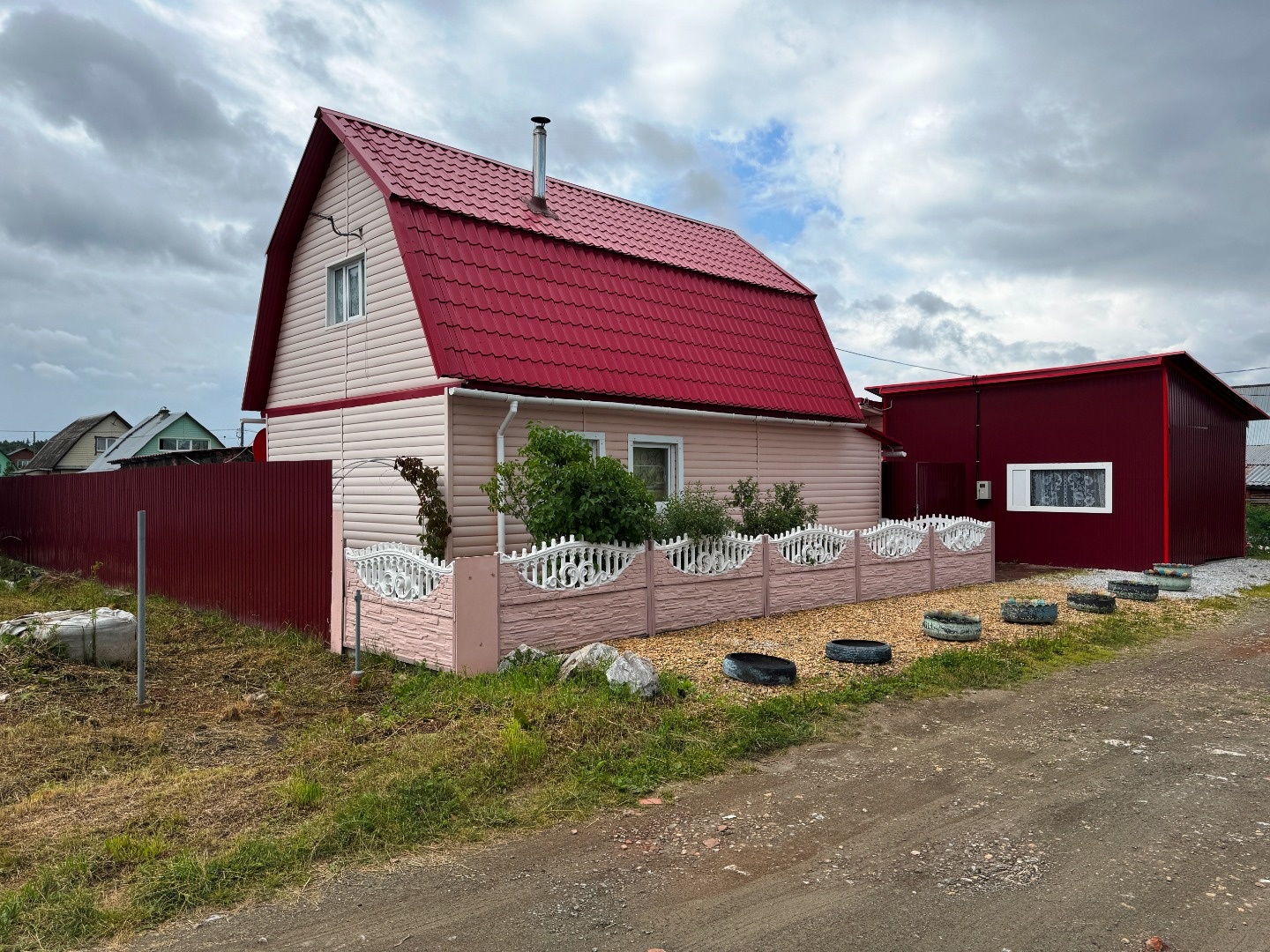 Продается дача в живописном месте СНТ№15 в 10 км от города.
Идеальное место для отдыха от городской суеты и единение с природой. 
На участке площадью 6.2 сотки расположен двухэтажный дом площадью 66 кв.м построен из бруса, дом утеплен и обшит сайдингом, крыша металлочерепица. Отопление печь-камин и 