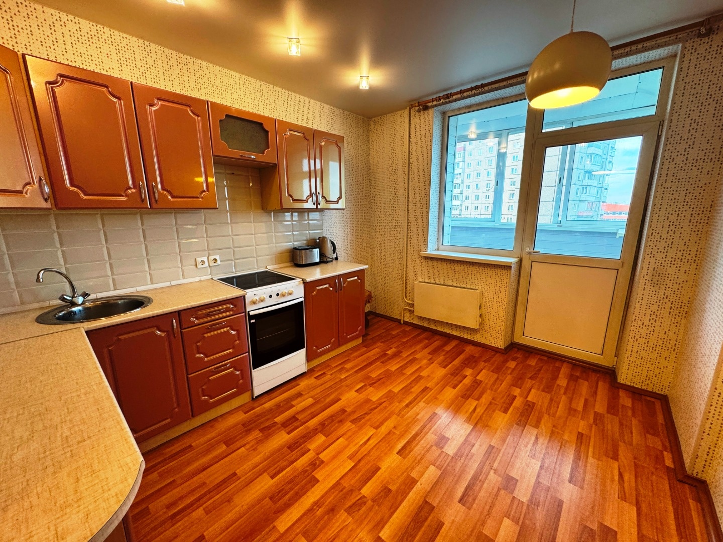 Продаётся 1-х комнатная квартира, общей площадью 34 кв.м, на 3-м этаже 10-и этажного дома, с застекленной лоджией. В квартире сделан ремонт. Везде ламинат и натяжные потолки. Ванная комната и санузел полностью в кафеле. Окна ПВХ, стоят счётчики, установлена сейф дверь. Квартира очень тёплая, окна вы