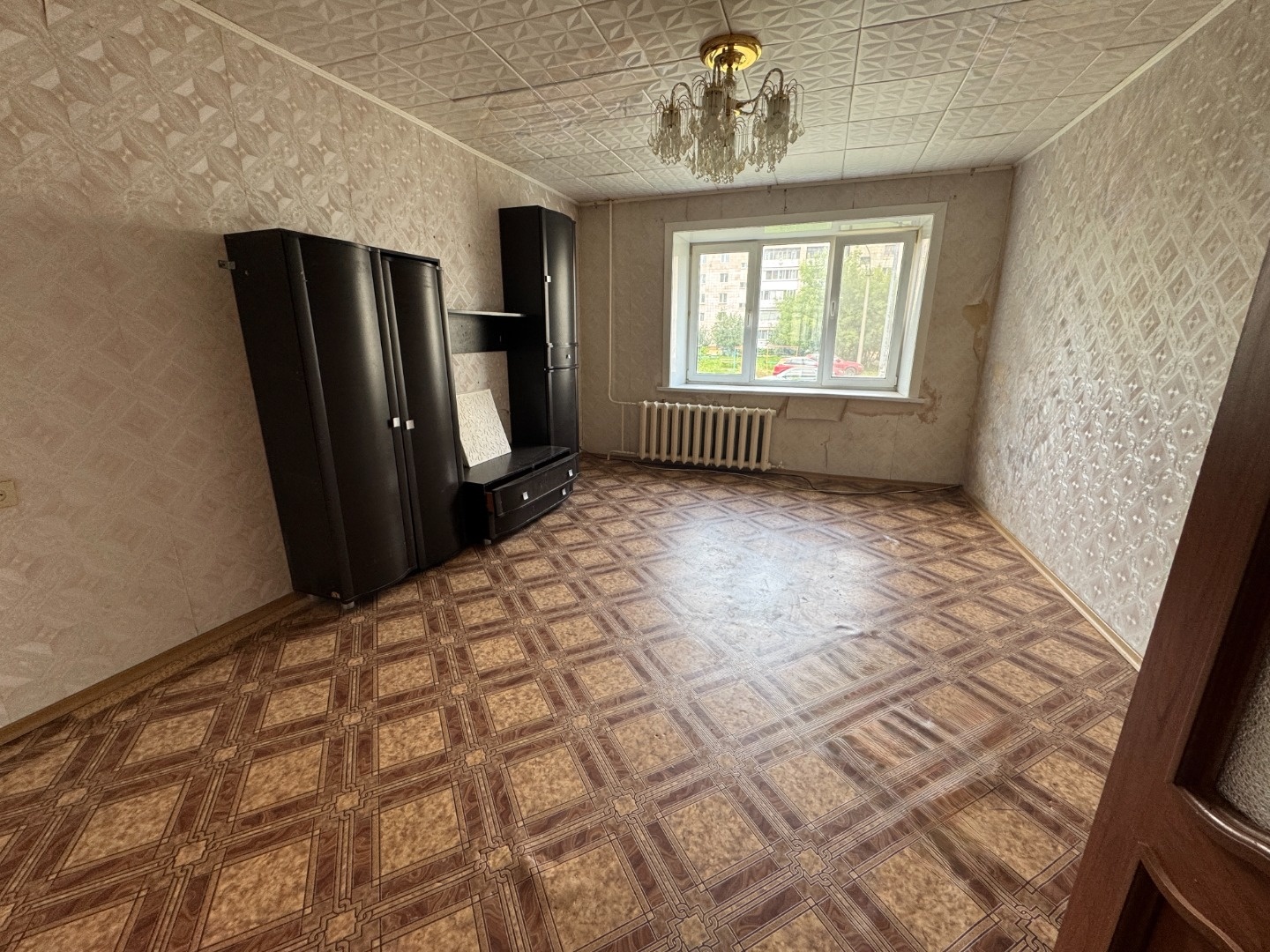 Продается 4-комнатная квартира на одной из самых востребованных улиц Вагонки! Эта квартира с улучшенной планировкой станет идеальным местом для комфортной жизни. 
Просторные раздельные комнаты обеспечат вам максимальное уединение и комфорт. Квартира расположена на первом этаже, окна выходят на разны