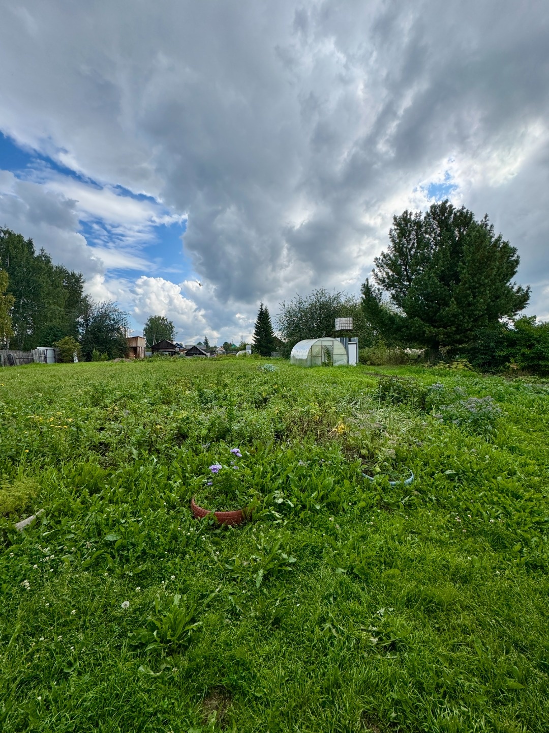 Продается дом в Шайтанке, общей площадью 67,5 кв.м. . Дом имеет ленточный фундамент , выстроен из оцилиндрованного бревна. Отопление в доме газовое, но  есть и печь. Частично пластиковые окна. Дом очень теплый, просторный. Большой крытый двор. Большое овощехранилище (подполье), кладовые с полками.  