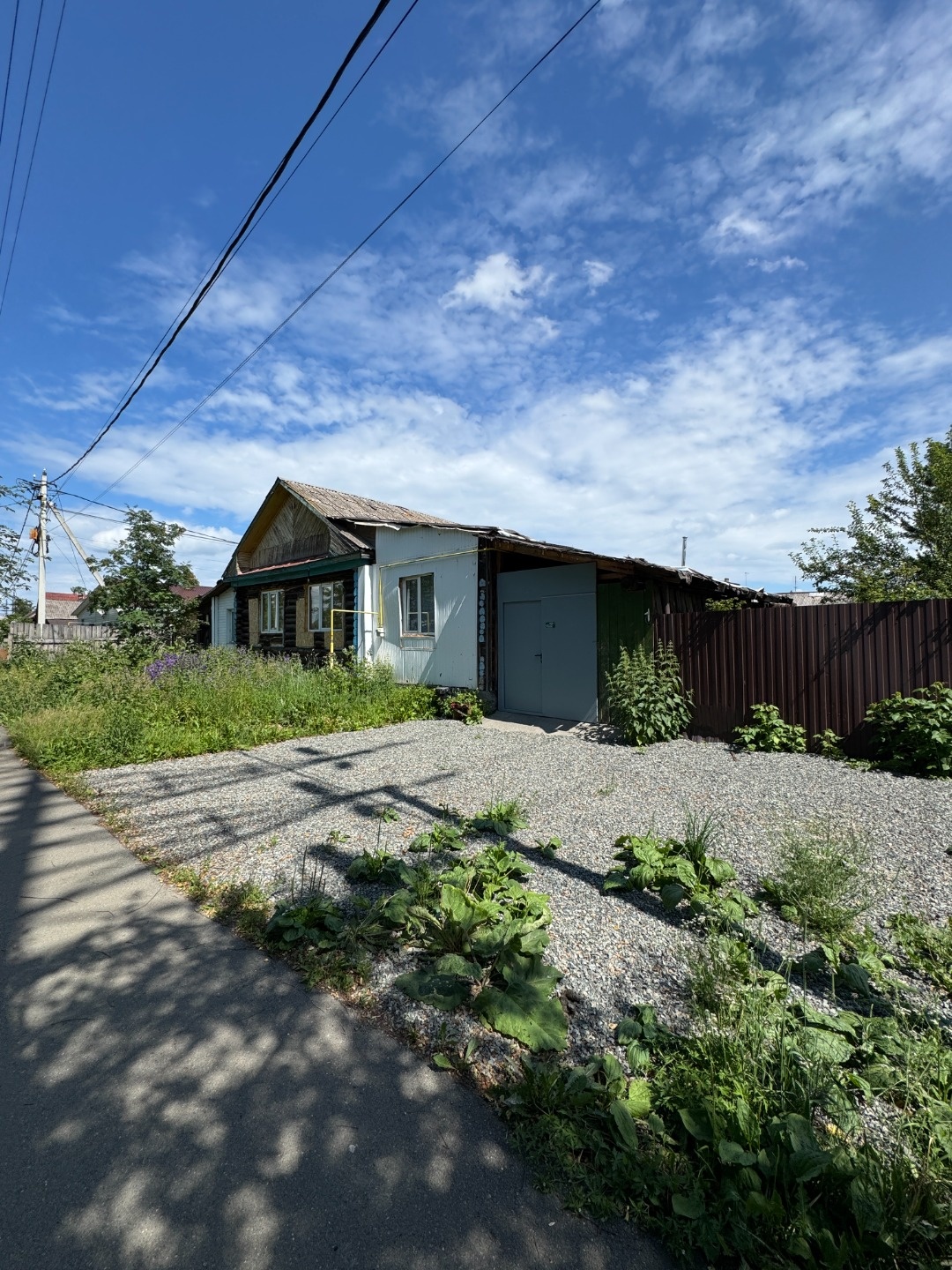 Срочно в связи с переездом продам большой деревянный дом на Голом Камне. Газ заведен в дом, водоснабжение пока что только летнее. В доме 3 просторные спальни  и светлая большая комната-студия, санузел с окном, холл, еще есть помещение (без ремонта) свободного назначения. В доме поменяна вся электроп