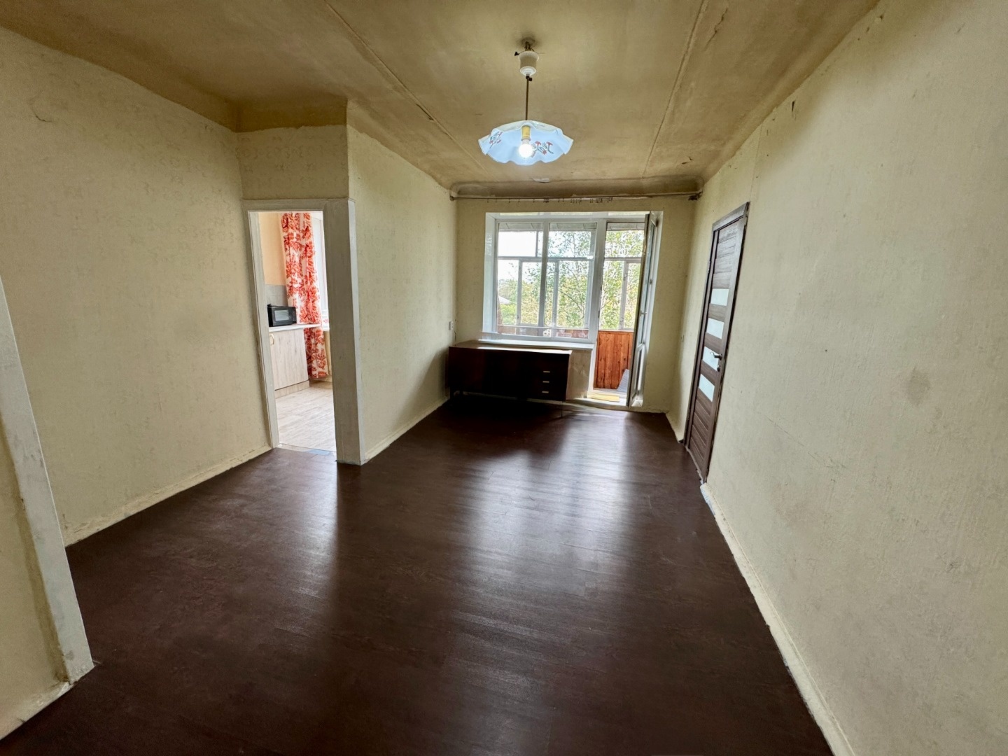 Продается 2-х комнатная квартира на 5 этаже в пятиэтажном доме на Красном Камне по улице Пархоменко, д.101. Квартира с обычным ремонтом, уютная, теплая, светлая , пластиковые окна. Есть счетчики на воду, тихий двор и хорошие соседи. Почти вся мебель остаётся. В шаговой доступности школа, садик, мага