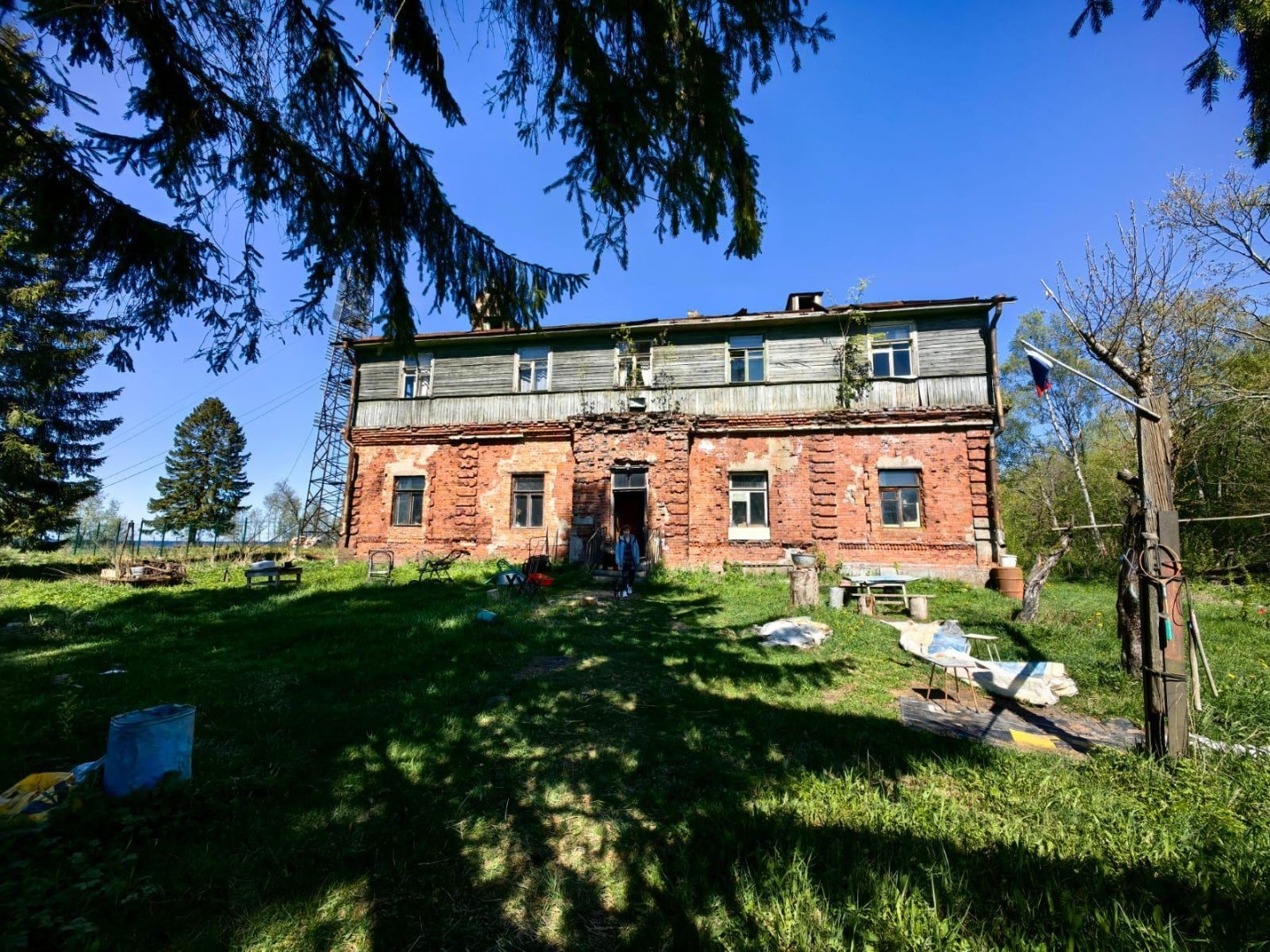 Продается база отдыха на берегу Ладожского озера. Отличный вариант для бизнеса в сфере Рыбалко-охотничьего ведения. Или просто туристического направления. Свой выход к воде с условиями парковать водный транспорт. Имеются разные постройки. Один сосед и только благодать вокруг. Шикарная природа. Звони