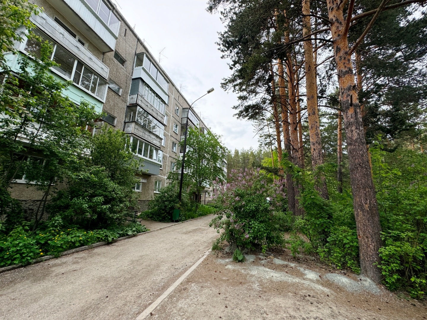 Продается 2-комнатная квартира улучшенной планировки, Монтажников, 78, на четвертом этаж в пятиэтажном доме.
Комнаты изолированные, санузел раздельный. Квартира расположением комнат – с видом на лес. Балкон застеклён.
Состояние квартиры обычное. Дает возможность сделать ремонт под свой вкус без всяк