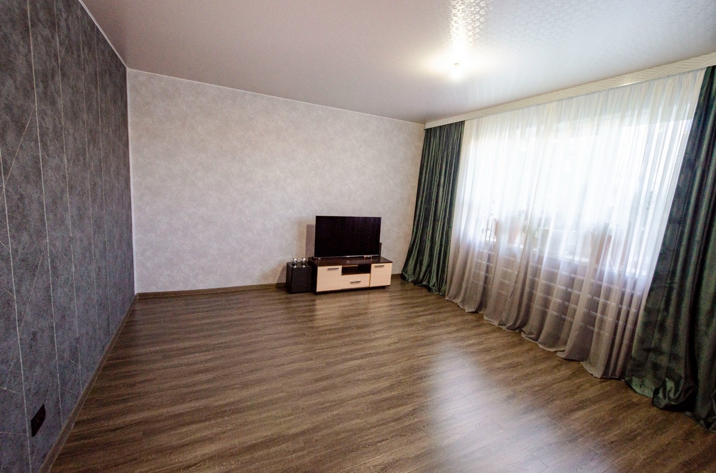 Продается великолепная пятикомнатная квартира в идеальном состоянии! Это ваш шанс стать обладателем просторного жилья в самом сердце района Вагонка по адресу Парковая 1. Площадь квартиры составляет 86 кв.м, и она уже готова к вашему уютному проживанию благодаря свежему качественному ремонту.
 
Кажда