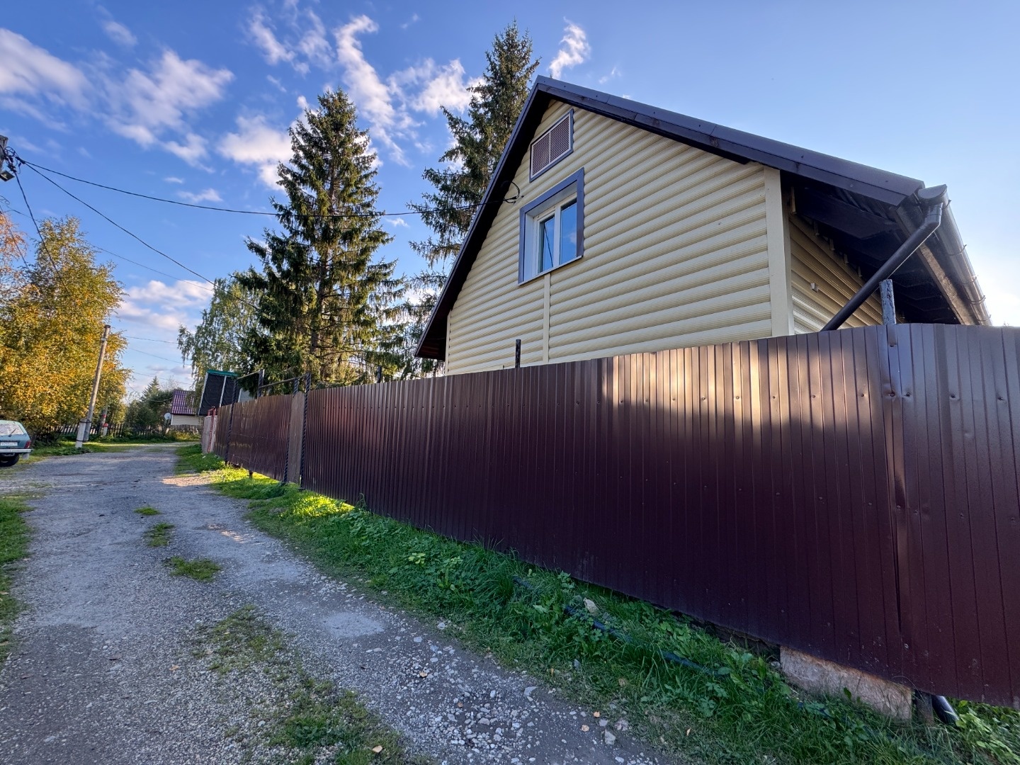 Продам отличный добротный дом на Монзино, в спокойном и тихом месте на тупиковой улице.
Дом 2 этажа 120 кв.м., из бруса 150/150, утеплен, обшит. 
В дом заведено 380V, водопровод- скважина 76 м и есть колодец. Отопление печь-камин и теплые электрические полы. Крыша покрыта металлопрофилем.
На участке