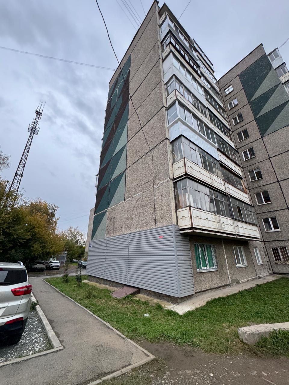 Продам уютную однокомнатную квартиру по улице Красной, 10а. Квартира чистенькая и очень теплая. Высокие потолки (2,7), отличный вид с балкона, вместительная кладовка - вот изюминка этой квартиры. удачное расположение дома: близость к остановкам, торговому центру, продуктовые магазины и аптеки, всё в