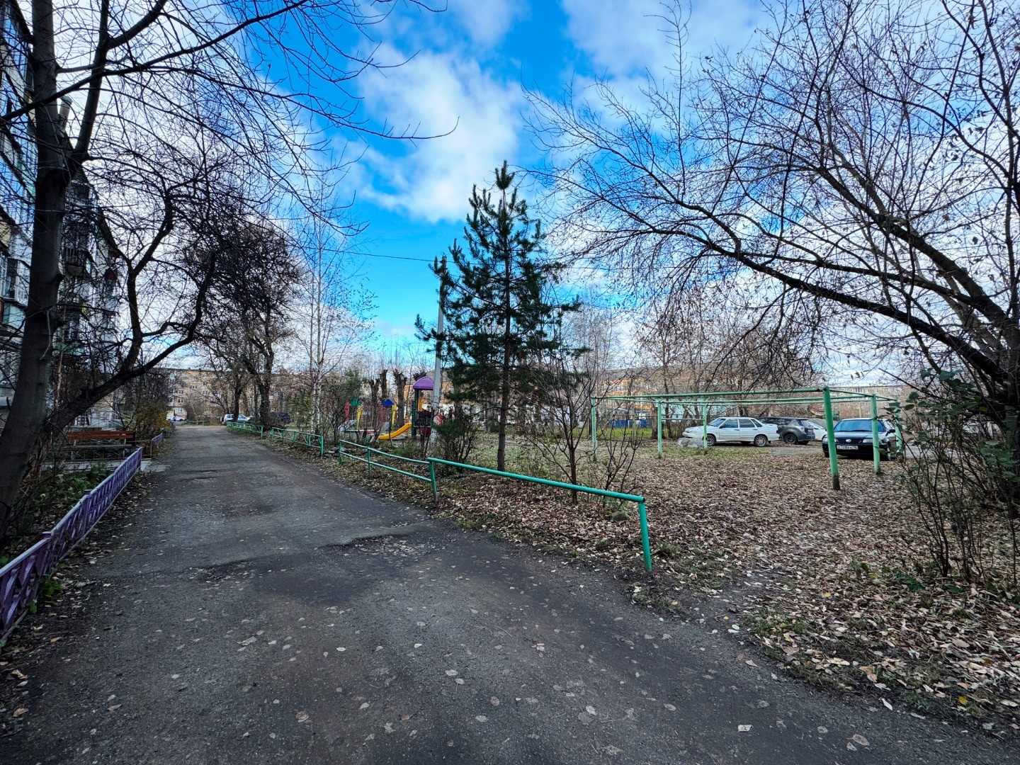 Продаётся уютная двухкомнатная квартира площадью 42.8 квадратных метров, расположенная на первом этаже по адресу: город Нижний Тагил, улица Циолковского, дом 10.
Квартира удачной планировки: комнаты раздельно, сердце квартиры - уютная кухня. Из окон открывается вид на улицу. 

Для молодых семей с де