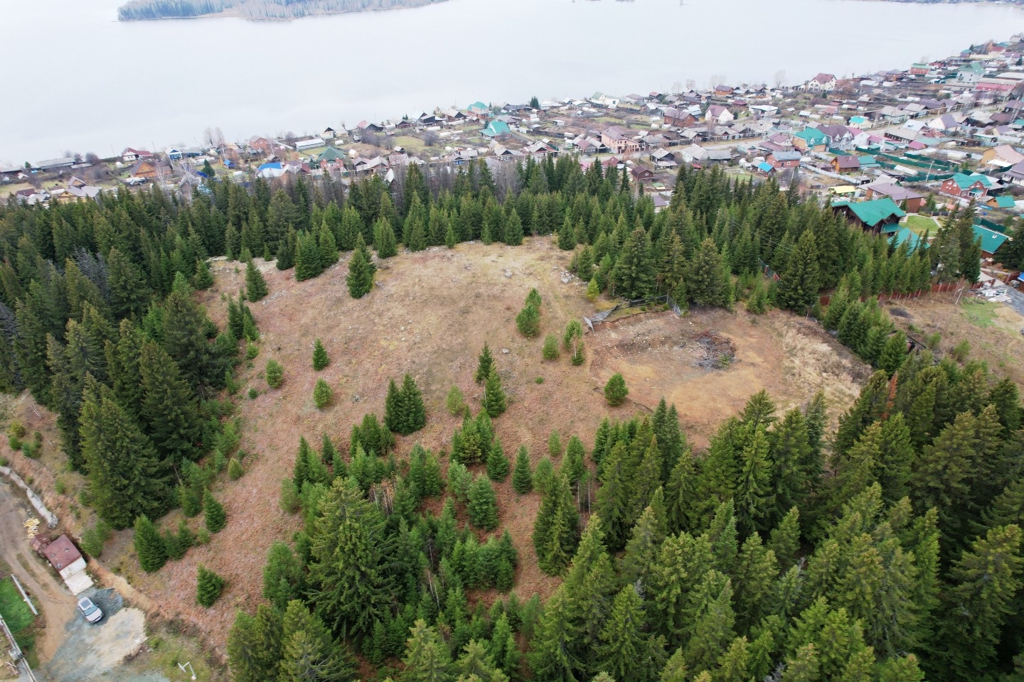 Участок в п. Черноисточинск , на горе , с видами на Черноисточинский пруд. Место шикарное под строительство и проживание . 
Рядом все основные магазины  Поселка , д/сад, школа номер 3.  
На участке сделала планировка , все в горизонтальном уровне. 
Так же есть проект. Участок высоко и окружен лесом.