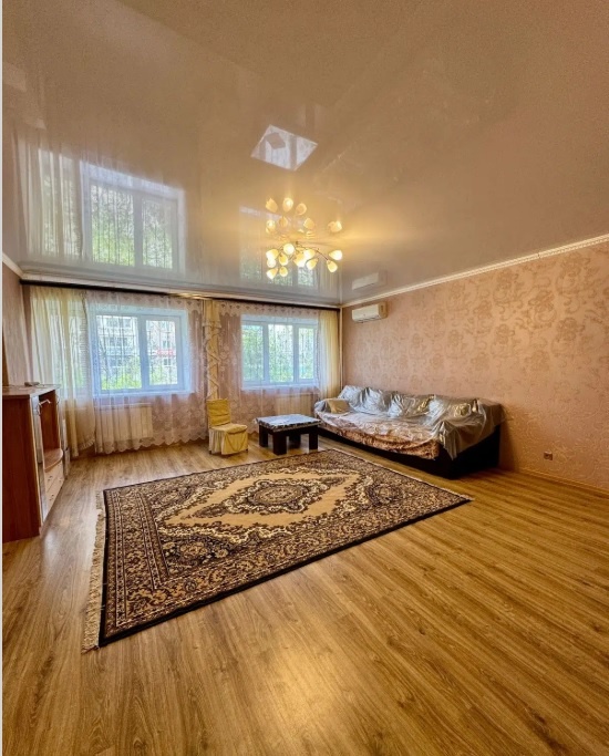 Предлагается к приобретению светлая и уютная четырехкомнатная квартира общей площадью 164.1 квадратных метров, расположенная на втором этаже кирпичного дома, построенного в 2000 году, находящегося по адресу: город Нижний Тагил, микрорайон Лебяжка, улица Космонавтов, дом 8.

Этот дом выделяется своей