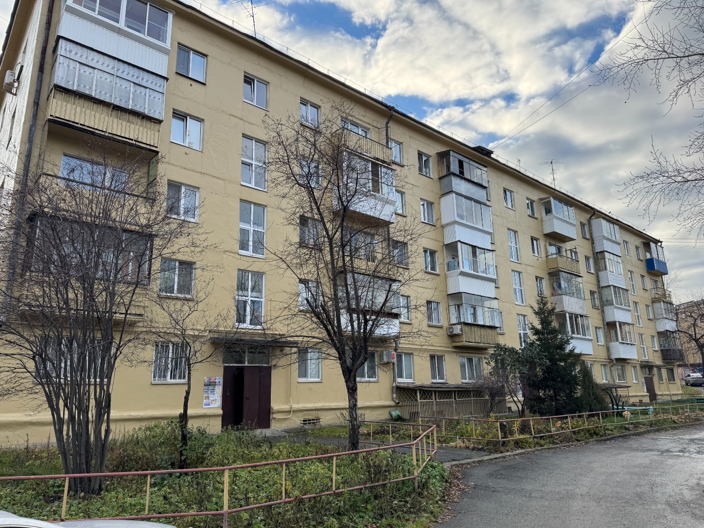 Продается очень теплая, уютная 2 х комнатная квартира в центре, ул. Циолковского 5.
Развитая инфраструктура, в шаговой доступности Детский сад, магазины, тихий двор, вдали от шумной дороги. 
Чистый подъезд. Все окна - стеклопакеты, выходят в тихий двор. 
Санузел совмещенный, есть счетчики на горячую