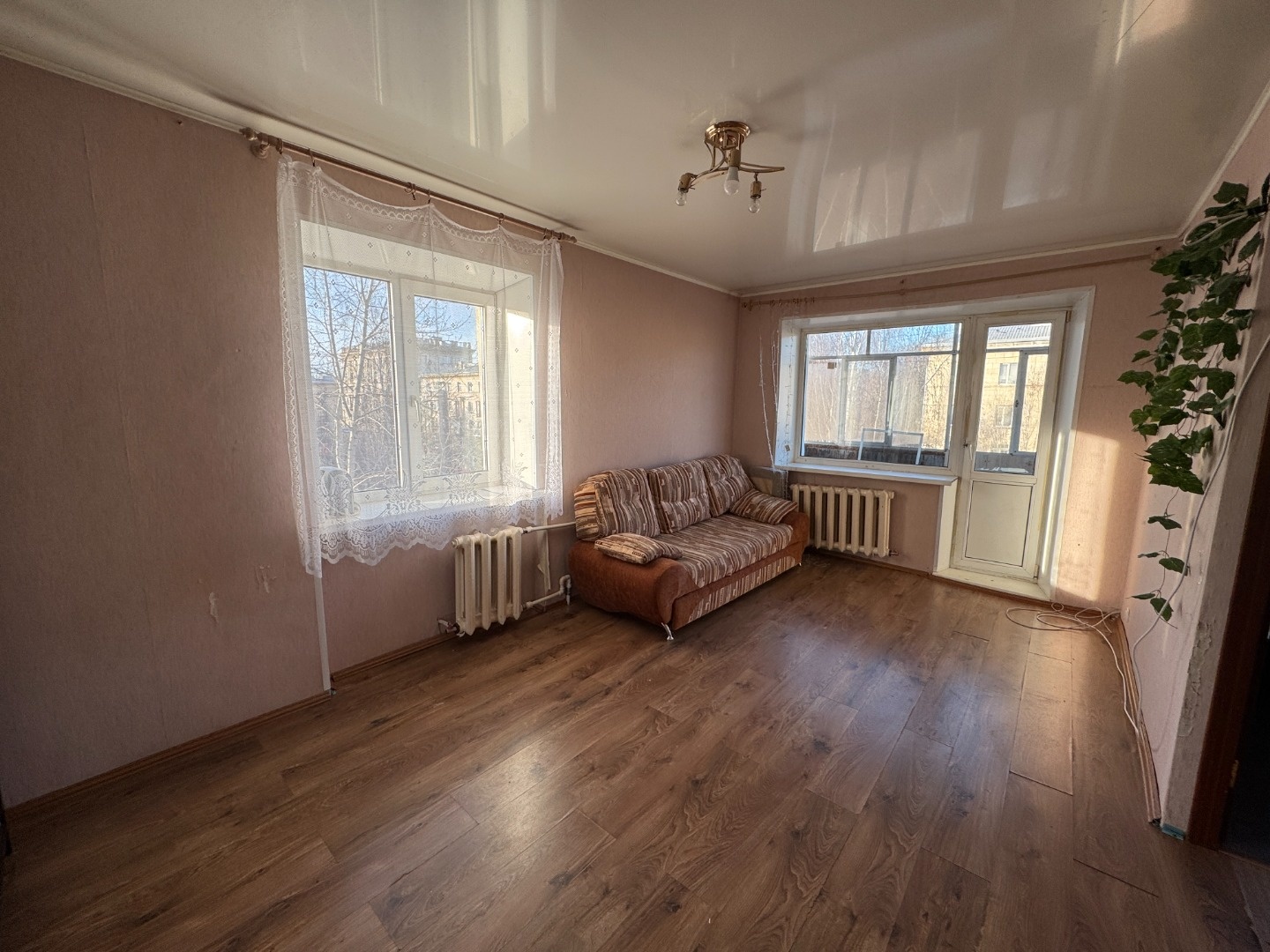 Продаётся 1 комнатная квартира в самом центре города пр-кт Строителей д. 17. Отличное место расположение, все рядом от и до! 
Окна выходят на улицу Строителей, отличный вид на проспект. 
В доме хорошая управляющая, что гарантирует низкую коммуналку, чистоту подъезда и территории.
В квартире косметич