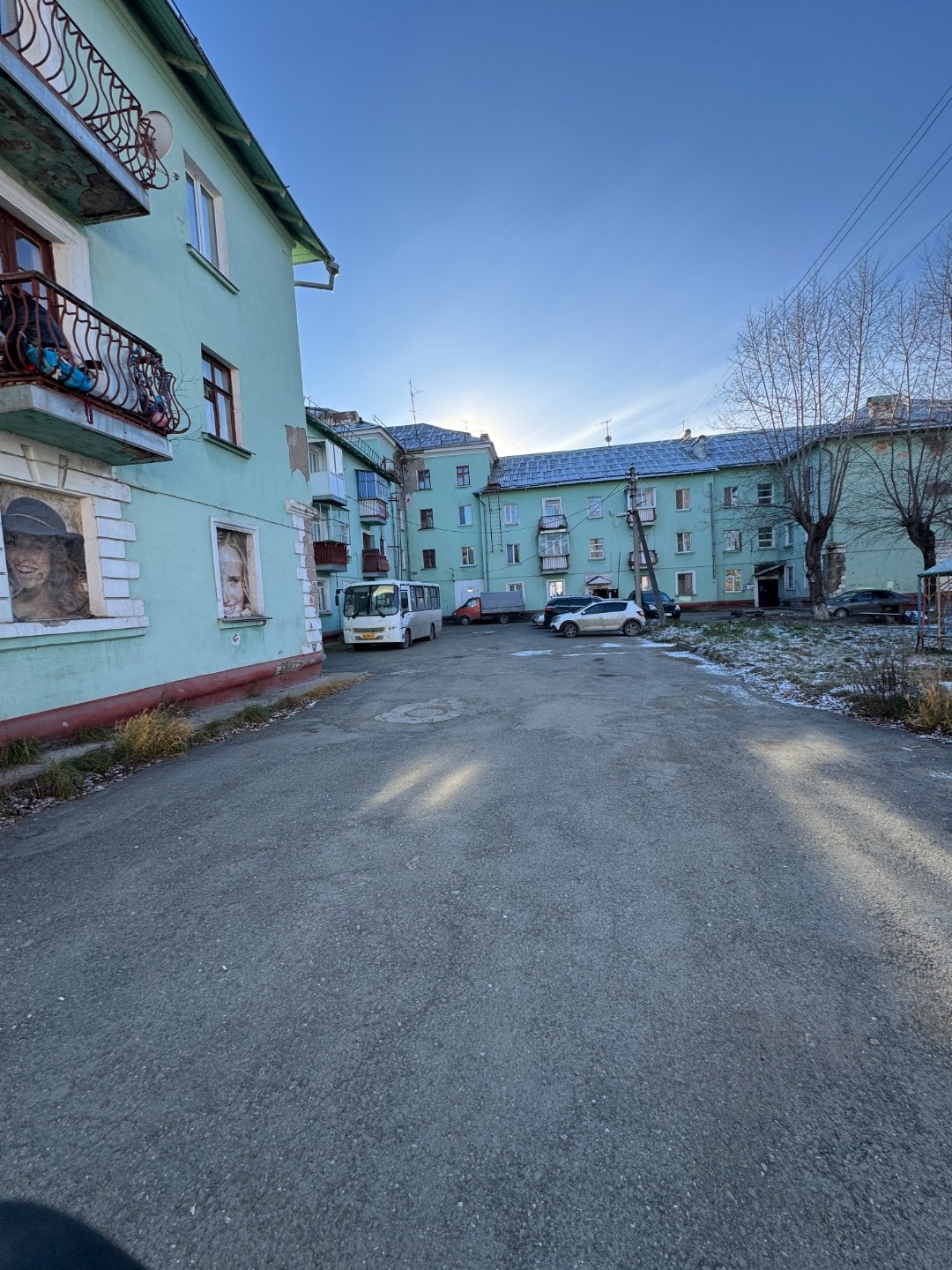 Продаётся уютная трехкомнатная квартира площадью 84.9 квадратных метров на третьем этаже четырехэтажного блочного дома, расположенного по адресу: город Нижний Тагил, Сухоложский микрорайон, улица Цементная, дом 15. 

Квартира отличается продуманным пространством и функциональностью – здесь три комна