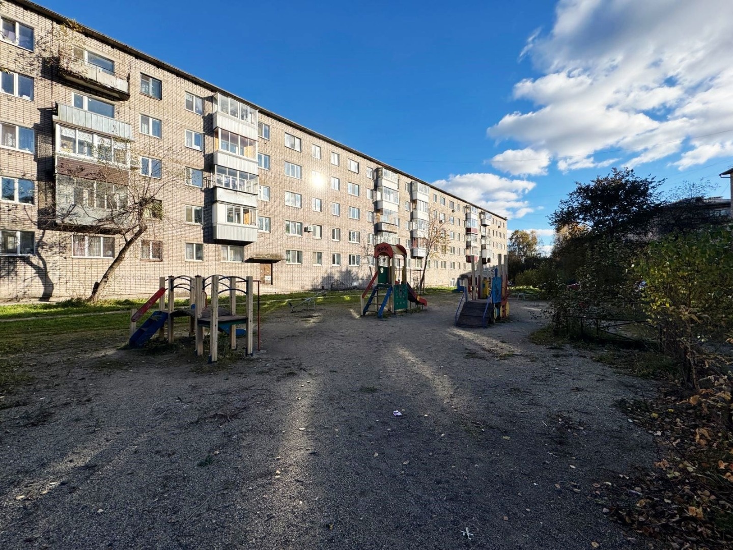 Продается однокомнатная квартира на 2 этаже пятиэтажного дома в районе Тагилстроя, недалеко от Вокзала ст. Смычка.
В квартире проведен частичный ремонт. Заменены оконные блоки на ПВХ, стояки отопления ПВХ. 
Окна выходят во двор, где отсутствует пыль и шум от дороги.
Во дворе всегда имеются парковочн