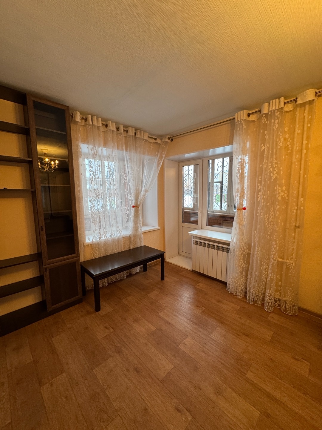 Продаётся уютная двухкомнатная квартира площадью 50.9 квадратных метров на втором этаже шестиэтажного кирпичного дома, расположенного в центре Нижнего Тагила по адресу улица Ломоносова, 52а. Жилая площадь составляет 29.5 квадратных метров, а кухня занимает 9.8 квадратных метров, предоставляя достато