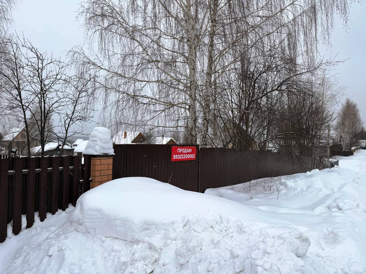 Продам участок правильной формы, никаких строений на участке нет, забор металлический установлен, улица газифицирована, электрический столб идет по границе участка. 