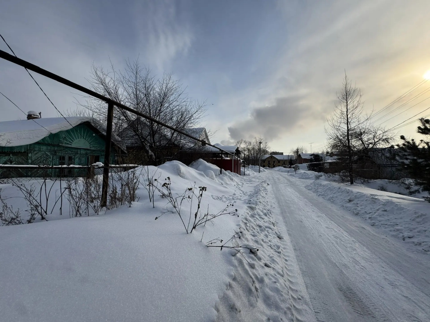 Дом на смычке район Тагилстрой, по улице Хохрякова 32. Конструкция дома деревянная. Можно использовать земельный участок под строительство жилого дома. Коммуникации для данного дома все подведены из центральных снабжений: канализация, водопровод, центральное отопление, все узлы рядом, возле дома по 