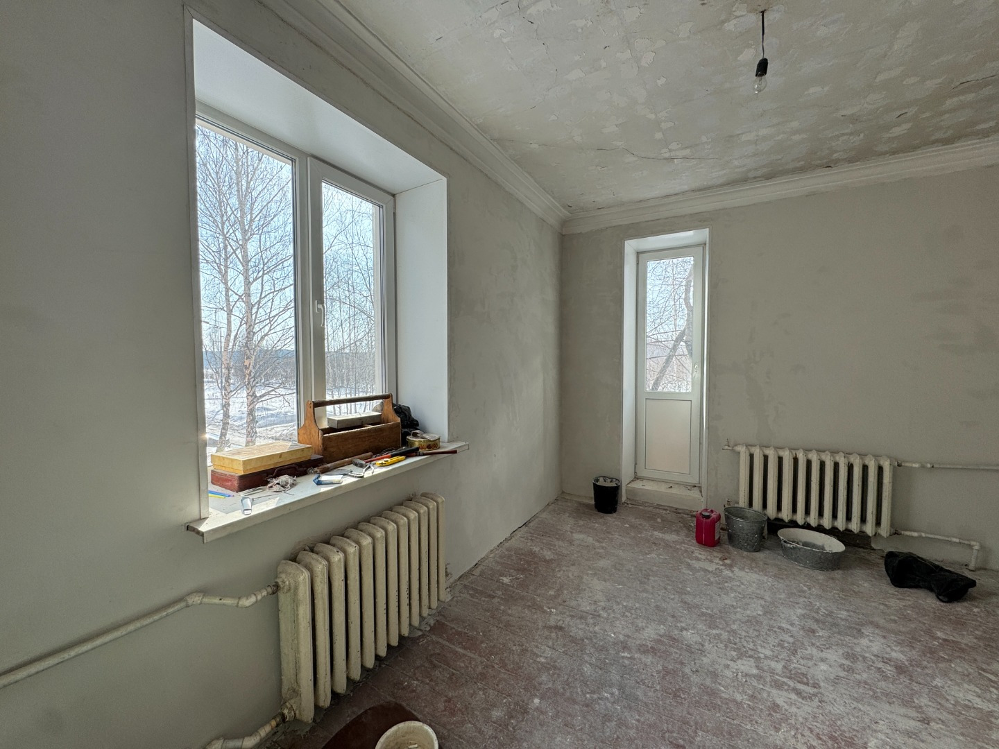 Продается трехкомнатная квартира на 2 этаже двухэтажного дома в районе Сухоложского поселка.
В квартире проведен частичный ремонт. Заменены оконные блоки на ПВХ, стояки отопления ПВХ.
Окна выходят во двор, где отсутствует пыль и шум от дороги.
Во дворе всегда имеются парковочные места для автомобиля