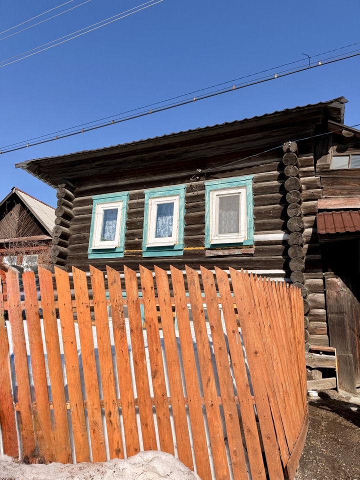 Продам уютный жилой дом в п. Баранчинский. Дом благоустроенный, интересен тем, что разноуровневый. Оба уровня отапливаются, есть печное отопление и электрокотел. в дом заведена вода. огромный крытый двор, дворовые постройки под домашних животных. На участке есть банька рабочая, беседка. земля разраб