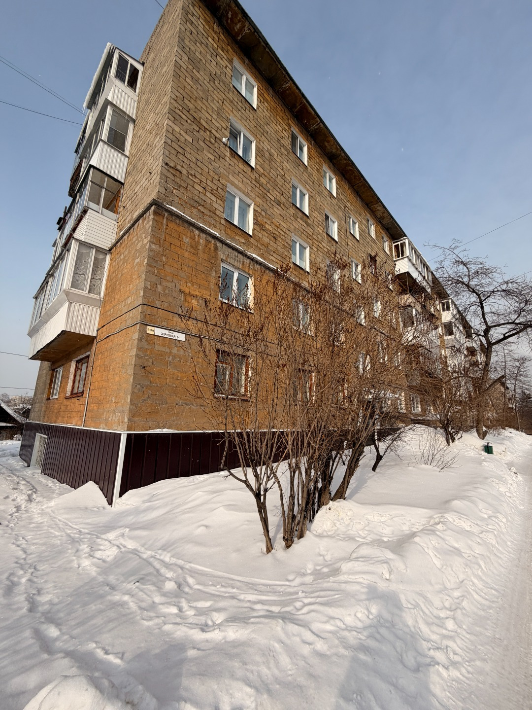 Продам просторную трехкомнатную квартиру на Лебяжке. Квартира чистенькая, с удобной планировкой (одна комната отдельно, вторая смежная с третьей, но есть возможность перепланировать), кладовки и раздельный санузел. Квартира очень теплая, на радиаторах можно регулировать подачу. Окна высоко, есть цок