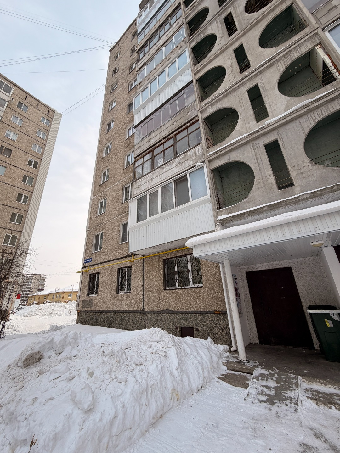 Продаётся просторная трехкомнатная квартира площадью 61.6 квадратных метров на последнем, десятом этаже панельного дома, построенного в 1995 году, расположенного в тихом районе Нижнего Тагила на Черноисточинском шоссе, 65.

Жильё включает в себя уютные комнаты, раздельный санузел и недавно сделанный