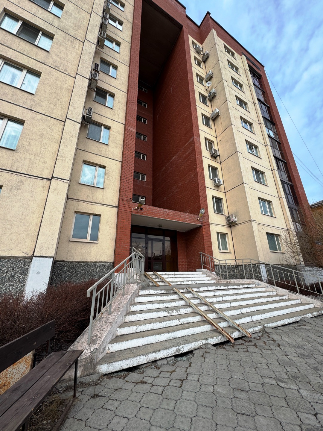 Продается квартира расположенная в центре Нижнего Тагила по адресу Октябрьской революции 7а, напротив отеля «Демидов Плаза». Это трехкомнатная квартира в девяти этажном доме общей площадью 120,6 м² с большой проходной кухней и залом. Планировка индивидуальная, очень удобная и просторная. Что позволя