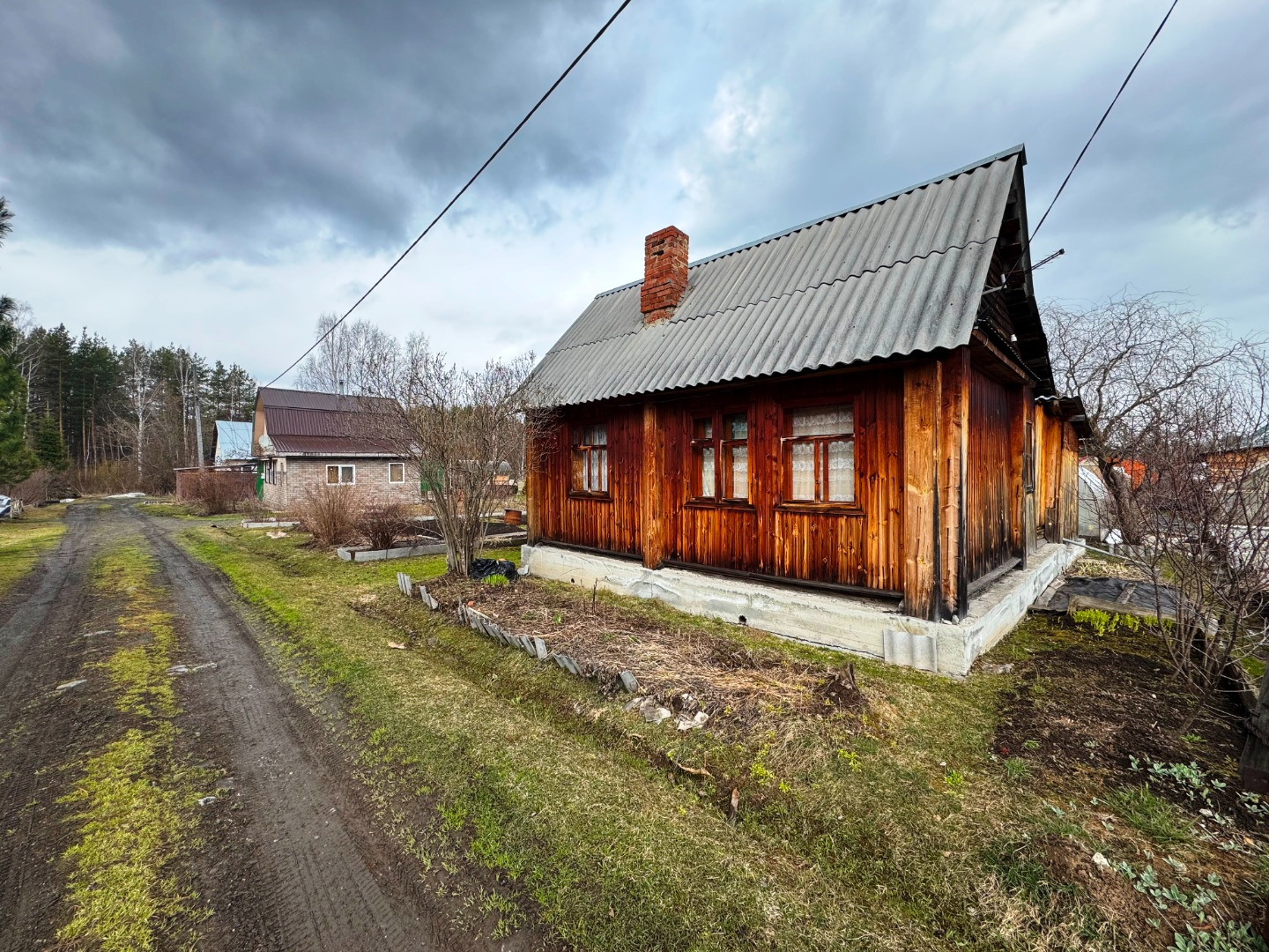 Продается дача в живописном месте СНТ№15 в 10 км от города.
Идеальное место для отдыха от городской суеты и единение с природой.
На участке площадью 6.6 сотки расположен дом с верандой, построен из бруса, дом утеплен и обшит. Отопление печь.
Круглый сезон подача воды из скважины и для полива отдельн