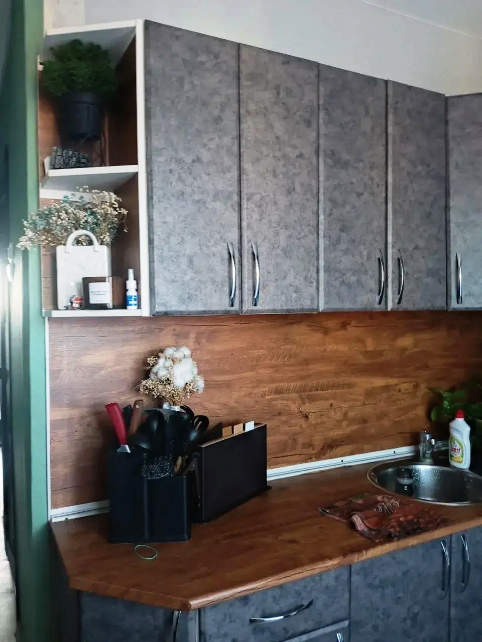 Продаётся уютная однокомнатная квартира площадью 36 кв.м. , расположенная на восьмом этаже девятиэтажного панельного дома, построенного в 1982 году, по адресу: город Нижний Тагил, микрорайон Пихтовые горы, Парковая улица, дом 5.

Для молодых семей с детьми это предложение особенно привлекательно бла