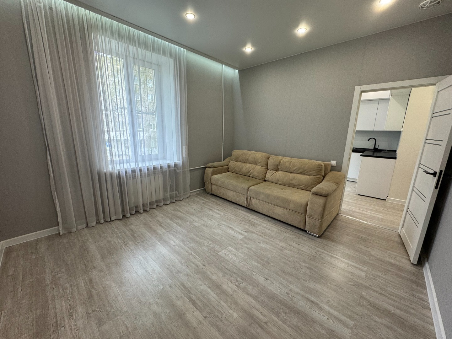 Продается отличная тёплая, уютная с ремонтом квартира, общей площадью 32,3 кв.м. 
Пластиковые окна, качественные межкомнатные двери. С/у совмещен, выложен кафельной плиткой. 
Просторная прихожая и самое главное , высоченные потолки, что сразу визуально и не только, делает квартиру ещё более просторн
