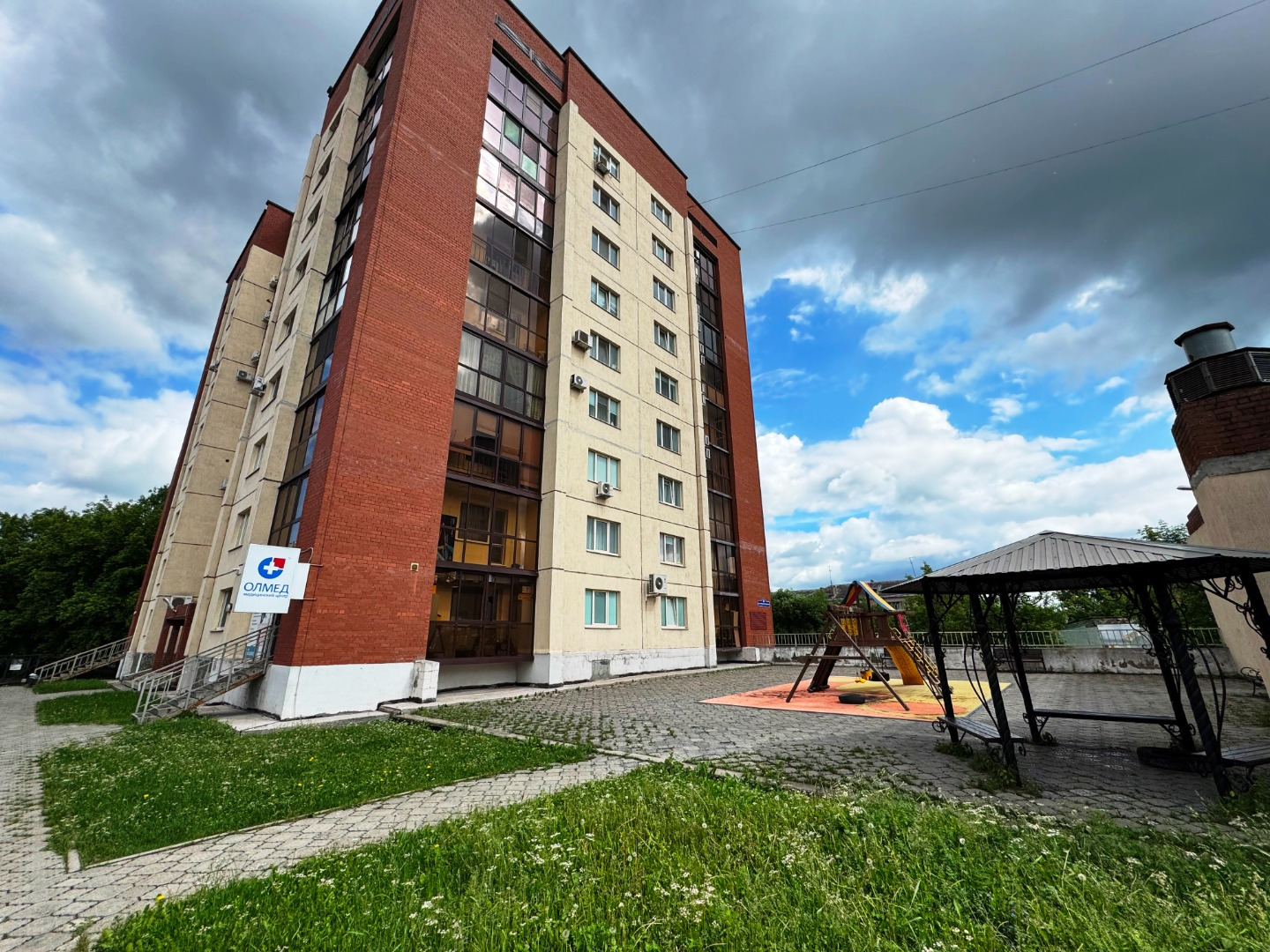 Продается квартира расположенная в центре Нижнего Тагила по адресу Октябрьской революции 7а, напротив отеля «Демидов Плаза». Это трехкомнатная квартира в девяти этажном доме общей площадью 120,6 м² с большой проходной кухней и залом. Планировка индивидуальная, очень удобная и просторная. Что позволя