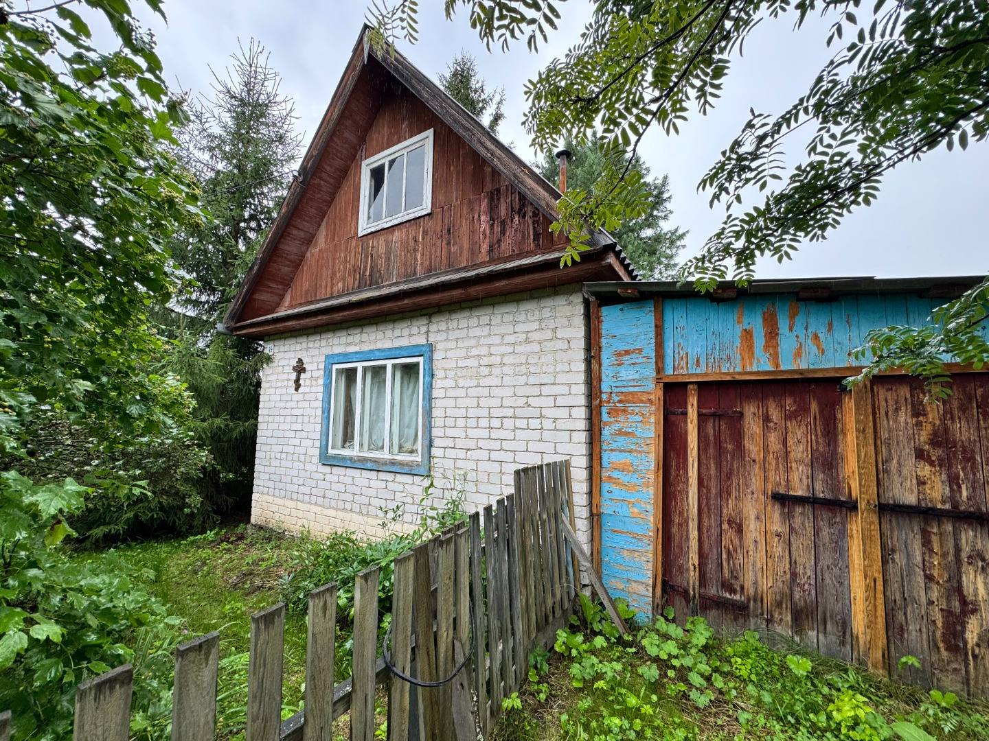Продам дом в садовом товариществе СНТ№6 Золотая Роща в Быньговском в сторону Левихи. Дом в отличном состоянии. Участок 5,3 соток. Тишина и покой. В сады въезд через ворота. Два водоема рядом. Имеется баня. Колодец. Очень удобно для поездок зимой на гору Ежовую. Все близко. 
80 км от Екатеринбурга и 